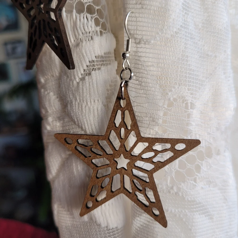 Silver Filigree Star Earrings with Intricate Design - Picture 2 of 3
